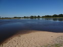 Levobřežní písečná pláž Labe pod přívozem Räbel – Havelberg.