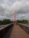 Cyklisté na lávce přes Alte Elbe pro pěší a cyklisty u Ceacau.