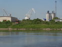 Industrienhafen na levém břehu Labe, tam se dá čekat především průmysl.