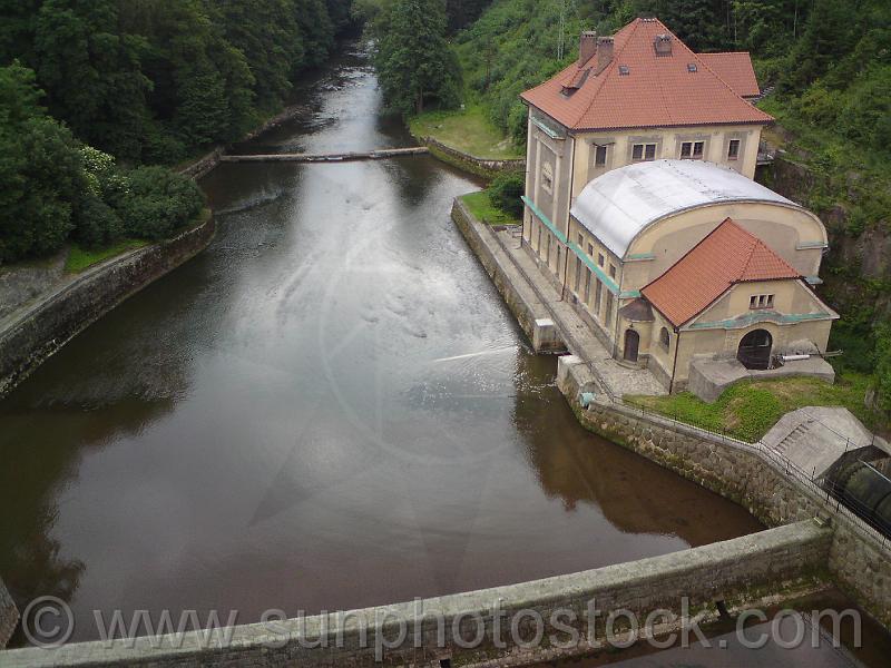 les-kralovstvi-05.jpg - V pohádkovém prostředí bychom mohli takový domeček považovat za mlýn pod zámkem.