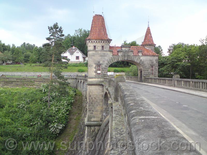 les-kralovstvi-06.jpg - Pískovec je vcelku tvárný a lze z něj postavit nejeden architektonický skvost.