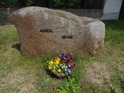 Památník hrůzám války a jejím zbytečným obětem na obou stranách u přívozu nedaleko obce Lorenzkirch.